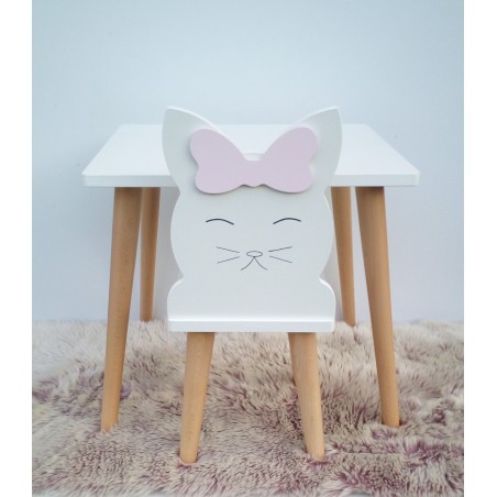 Stôl so stoličkou mačka