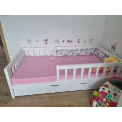 Posteľ z masívneho borovicového dreva