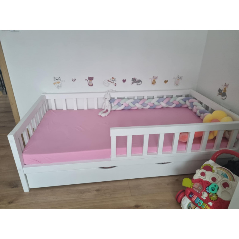 Posteľ z masívneho borovicového dreva