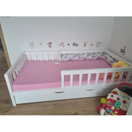 Posteľ z masívneho borovicového dreva