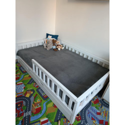 Masívna posteľ z borovicového dreva Classic