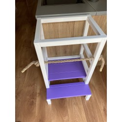 Montessori učiaca veža s lanom biela + fialová – kuchynský pomocník pre deti 👶🌿
