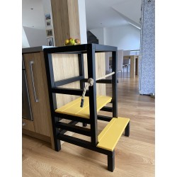 Montessori učiaca veža s lanom čierna + žltá – kuchynský pomocník pre deti 👶🌿